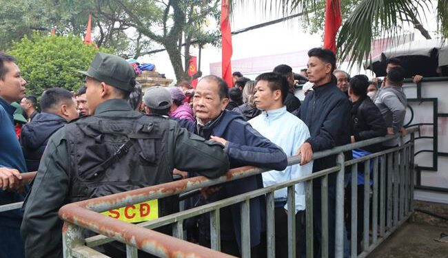 Hình ảnh không đẹp trong buổi xếp hàng mua vé ĐT Việt Nam