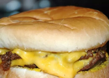 Quán ăn hơn 100 tuổi tiết lộ thứ đặc biệt giúp làm ra món bánh khách thích mê