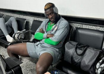 Tuyển Nigeria bị giam lỏng, bỏ đói 16 tiếng ở sân bay