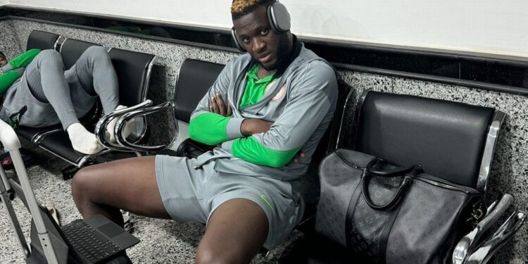 Tuyển Nigeria bị giam lỏng, bỏ đói 16 tiếng ở sân bay