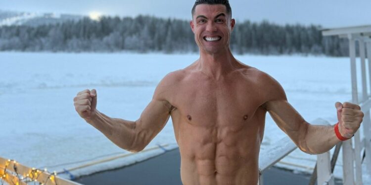 Ronaldo khoe cơ bụng 8 múi giữa trời tuyết