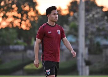 Sao Thái Lan Supachok Sarachat chê sân nhân tạo