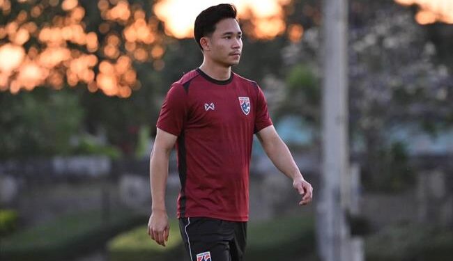 Sao Thái Lan Supachok Sarachat chê sân nhân tạo