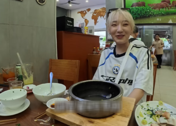 ‘Thánh ăn’ Hàn Quốc đến Việt Nam, thưởng thức liên tục 4 bát phở, 1 suất bún