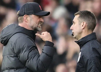 Ngoại hạng Anh đình chỉ trọng tài xúc phạm Klopp