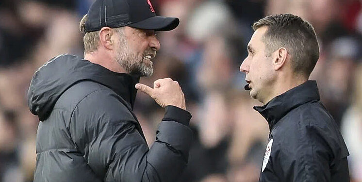 Ngoại hạng Anh đình chỉ trọng tài xúc phạm Klopp