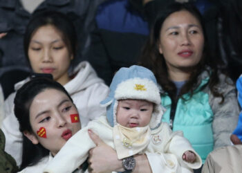 Vợ con quẩy cực sung, Quang Hải hóa người hùng tuyển Việt Nam