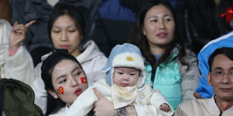 Vợ con quẩy cực sung, Quang Hải hóa người hùng tuyển Việt Nam