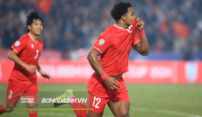 HLV Kim Sang Sik có thay đổi bất ngờ nơi hàng công đấu Singapore