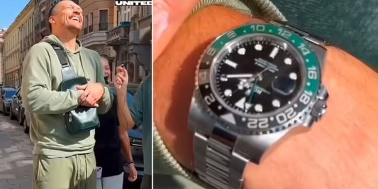 Usyk khoe đồng hồ hàng nhái giá 100 USD