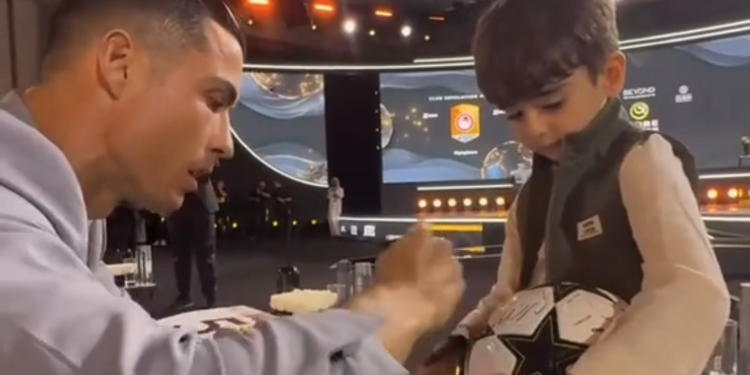 Ronaldo ‘ghi điểm’ bằng hành động đẹp với CĐV nhí