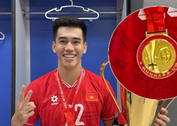 Tiến Linh gặp sự cố bất ngờ với tấm huy chương ASEAN Cup