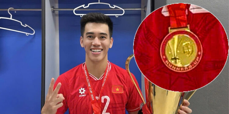 Tiến Linh gặp sự cố bất ngờ với tấm huy chương ASEAN Cup