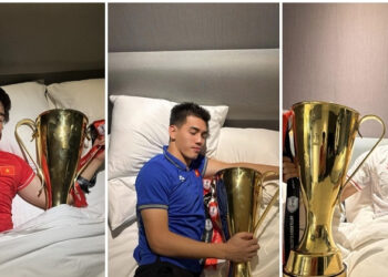 Tuyển thủ Việt Nam ‘tranh nhau’ ôm cúp vô địch đi ngủ