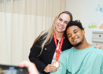 Xuân Son hát Quốc ca Việt Nam khi vừa tỉnh dậy sau phẫu thuật