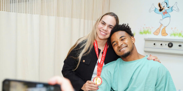 Xuân Son hát Quốc ca Việt Nam khi vừa tỉnh dậy sau phẫu thuật