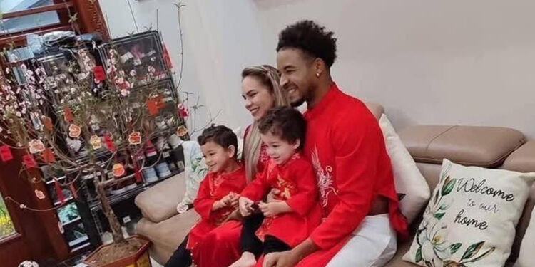 Xuân Son mặc áo dài, Đình Triệu trông nồi bánh chưng ngày Tết