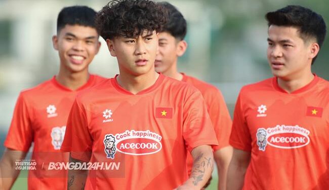 Bùi Alex tập buổi đầu tiên cùng ĐT U22 Việt Nam