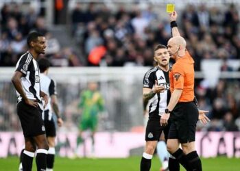 Premier League ra luật mới để bảo vệ trọng tài