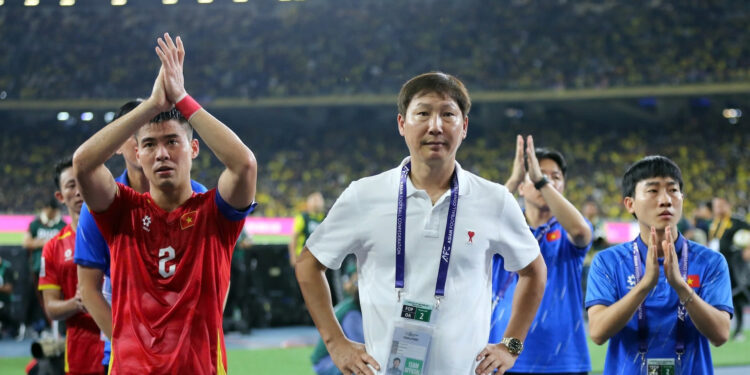 Tuyển Việt Nam: Cách mạng thôi, HLV Kim Sang Sik