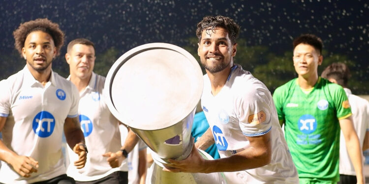 Xuân Son cùng Nam Định ăn mừng cực sung chức vô địch V-League