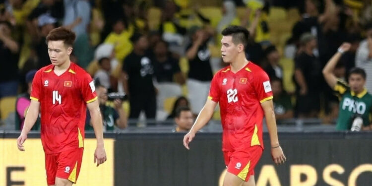 Tuyển Việt Nam: Cú ngã cần thiết để tỉnh ngộ