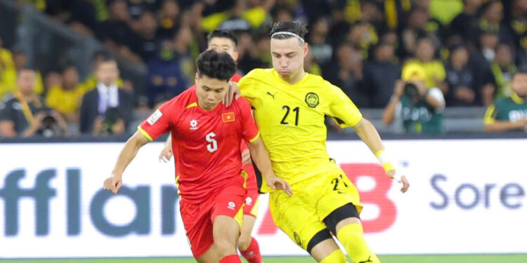 Tuyển Việt Nam thua đậm Malaysia: Sai lầm của HLV Kim Sang Sik