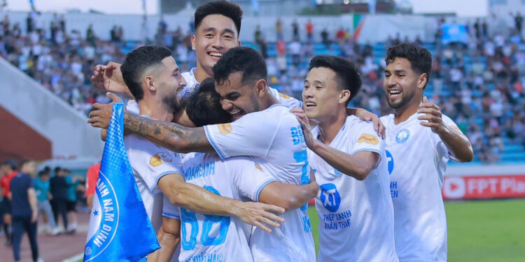 Vòng 25 V-League: Chờ Nam Định nâng Cúp, vé xuống hạng gọi tên