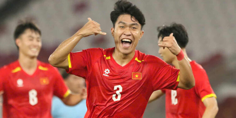 Trung vệ U23 Việt Nam Lý Đức ra mắt CAHN