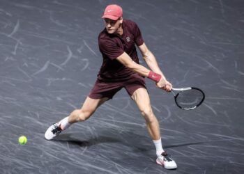 Sinner lần đầu vào tứ kết Paris Masters