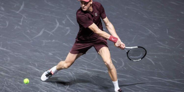 Sinner lần đầu vào tứ kết Paris Masters