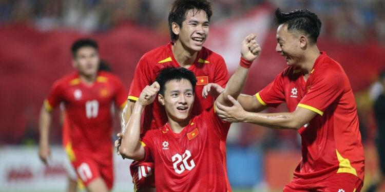 FIFA khiến fan Việt xúc động khi mượn ‘Mưa Đỏ’ để chúc mừng vé châu Á