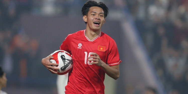 HLV Kim Sang Sik nhận tin cực vui từ đối tác của Xuân Son