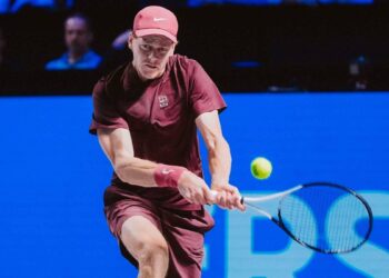 Sinner thắng trận thứ 19 liên tiếp ở sân cứng trong nhà