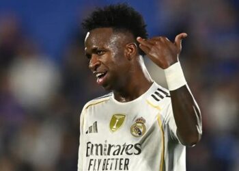 Xabi Alonso khen ngợi Vinicius Jr vì khiến 2 cầu thủ nhận thẻ đỏ