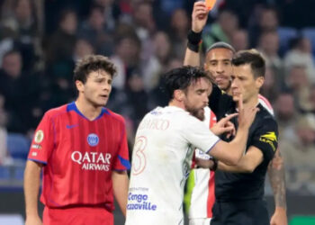 Lyon bất lực, trọng tài được Ligue 1 bênh vực sau trận thua PSG