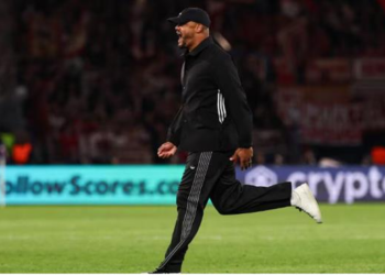 HLV Vincent Kompany nói gì sau chiến thắng trên sân của PSG?