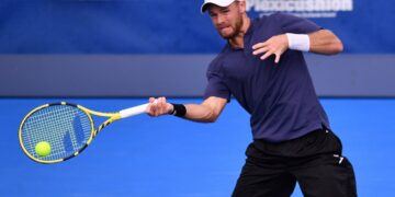 Tay vợt phải mổ 8 lần tranh vé bán kết ATP Finals