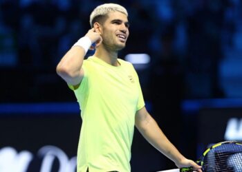 Alcaraz ngược dòng ngoạn mục, tiến gần vé vào bán kết ATP Finals