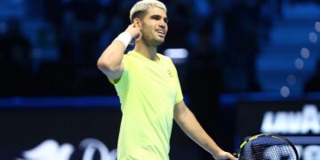 Alcaraz ngược dòng ngoạn mục, tiến gần vé vào bán kết ATP Finals