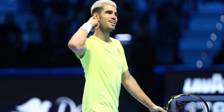 Alcaraz ngược dòng ngoạn mục, tiến gần vé vào bán kết ATP Finals