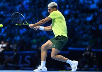 Alcaraz thắng ngược ở ATP Finals