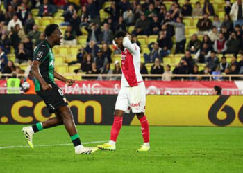 Balogun nhận thẻ đỏ, AS Monaco gục ngã trước Lens