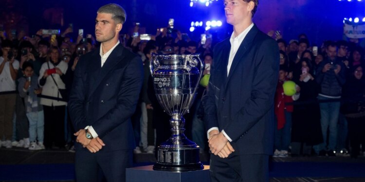 Alcaraz tiến sát số 1 thế giới cuối năm