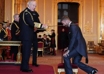 Vua Anh phong tước hiệp sĩ cho David Beckham