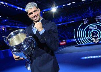 Alcaraz nhận cup số 1 thế giới năm 2025