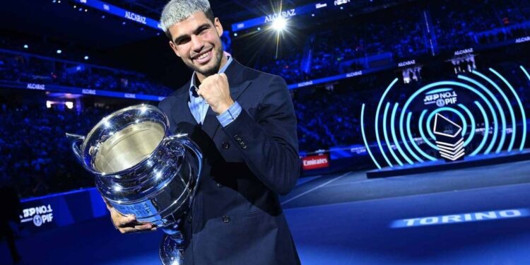 Alcaraz nhận cup số 1 thế giới năm 2025