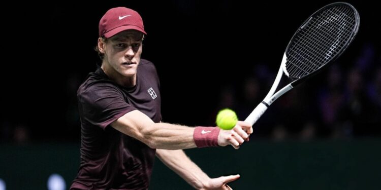 Jannik Sinner vào tứ kết Paris Masters, tiến gần ngôi số một thế giới