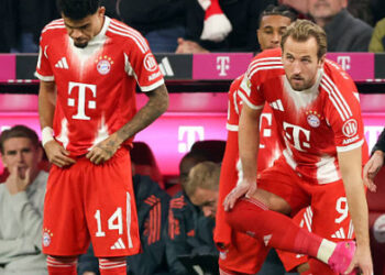 Kompany gây bất ngờ với quyết định để Kane dự bị