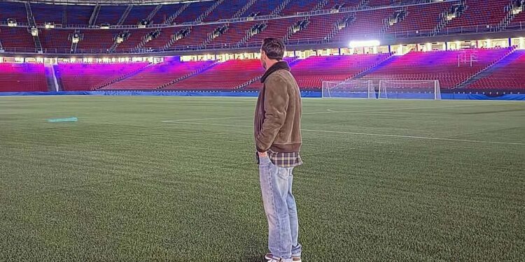 Messi không cần xin phép Barca để thăm Camp Nou